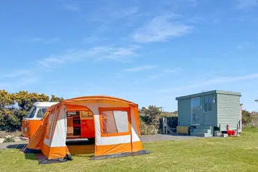Electric hardstanding and grass ensuite pitch (Medlyn Meadows)