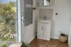 Medlyn Meadows ensuite bathroom with a toilet and bath with a shower