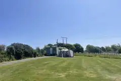 Electric hardstanding and grass ensuite pitch (Medlyn Meadows)