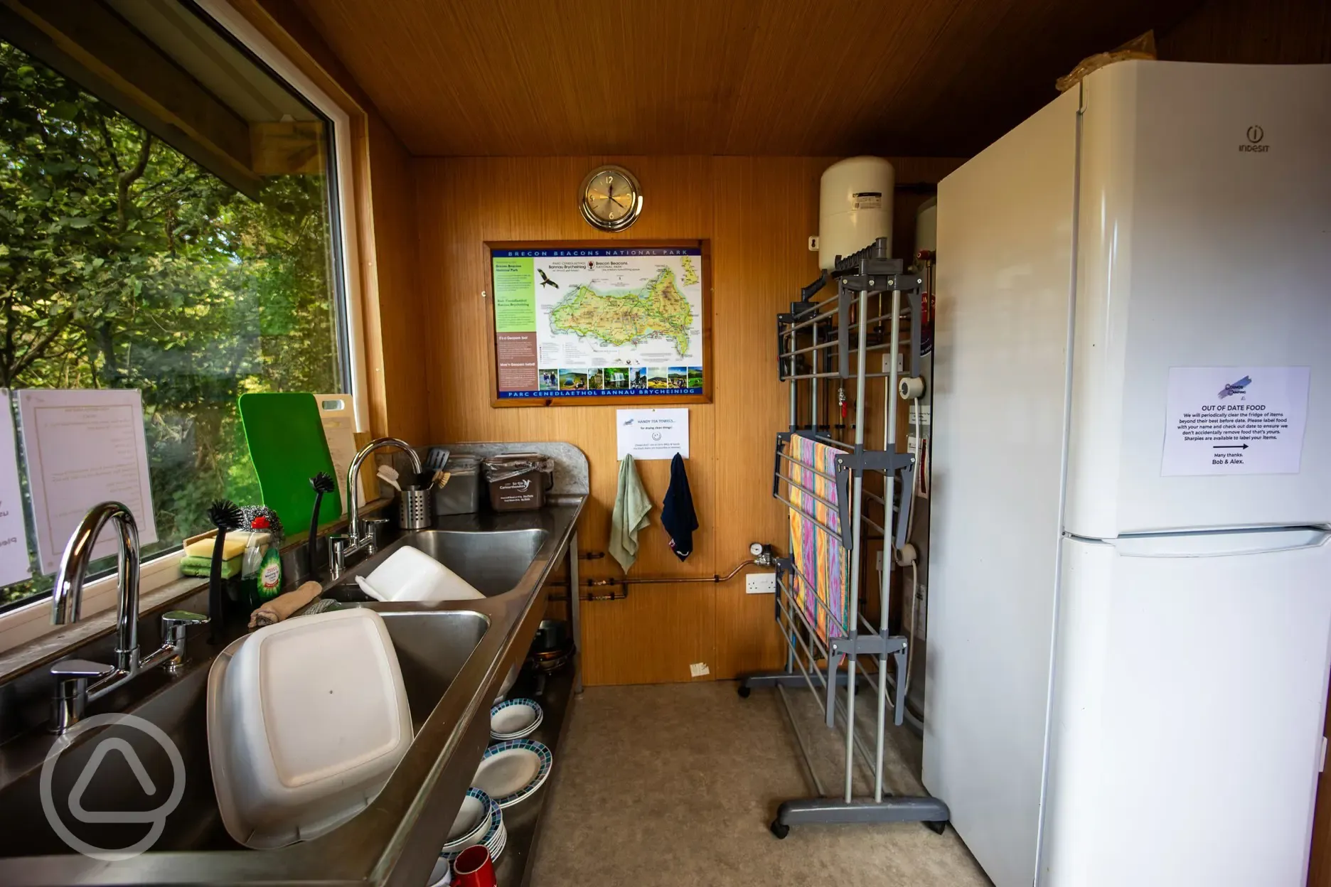 Kitchen and washing up area