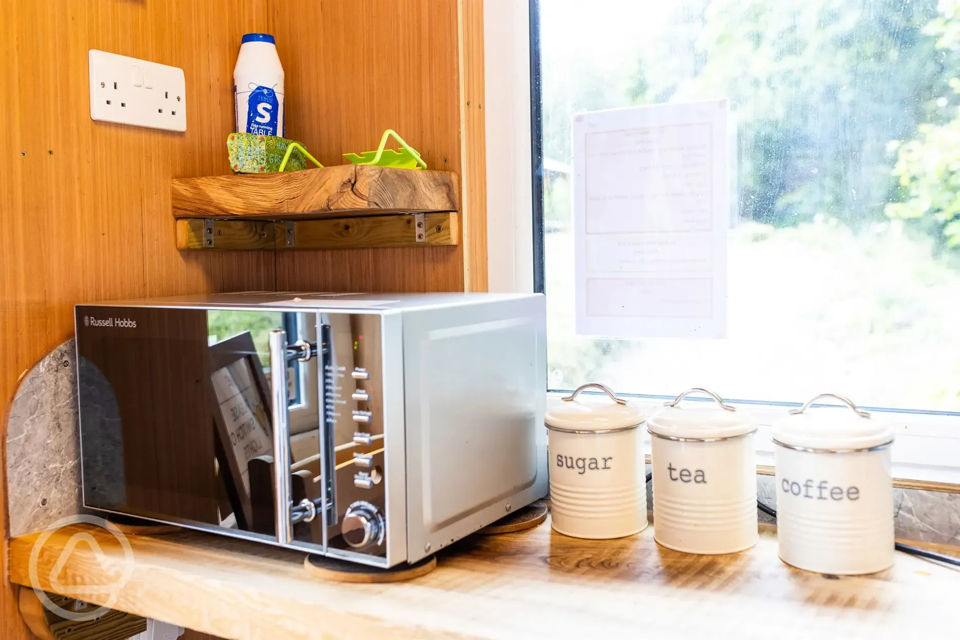 Kitchen facilities with microwave Kitchen facilities with microwave