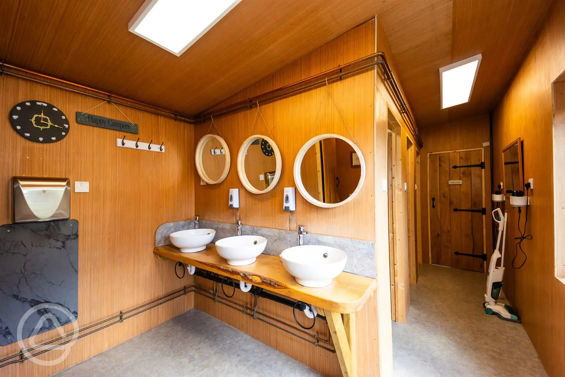 Facilities with sinks and mirrors Facilities with sinks and mirrors