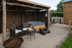 Willow shepherd's hut hot tub