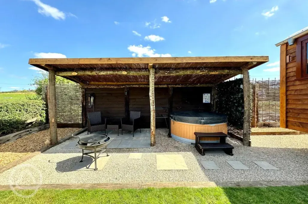 Copper Beech shepherd's hut hot tub