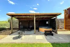 Copper Beech shepherd's hut hot tub