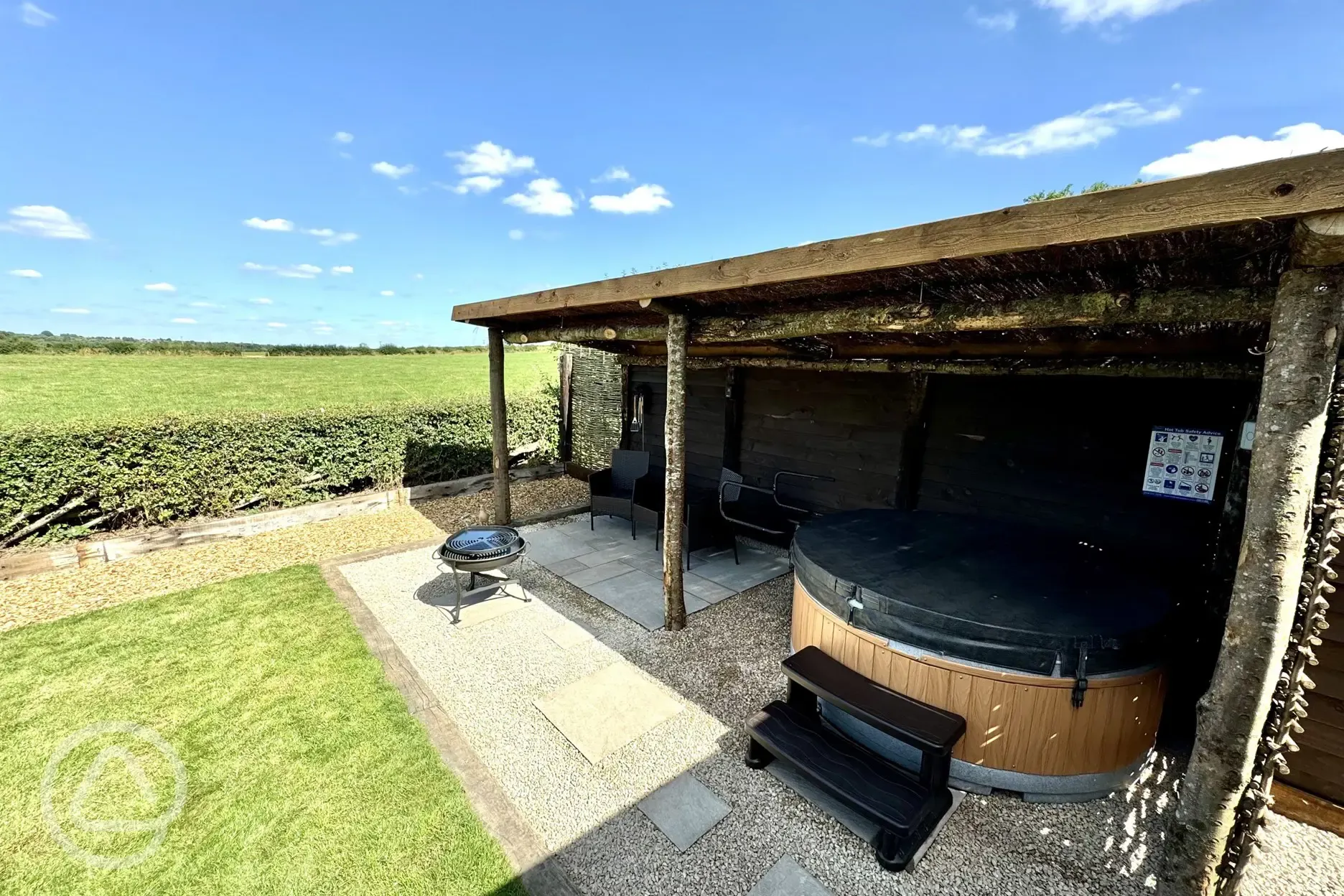 Copper Beech shepherd's hut hot tub