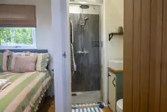 Paddywack pod ensuite bathroom with a shower, toilet, hand basin and towels