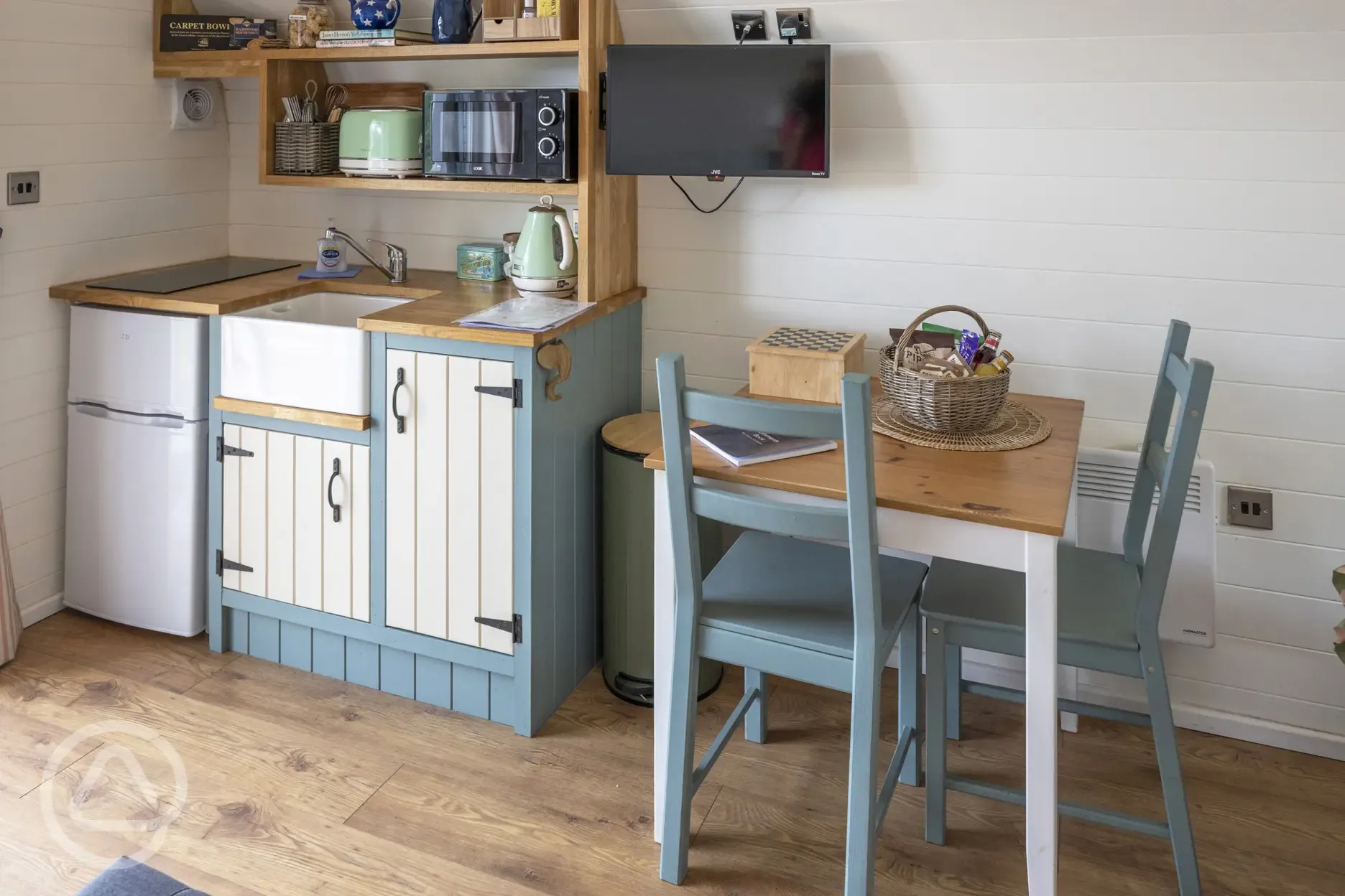 Paddywack pod - kitchen and dining area