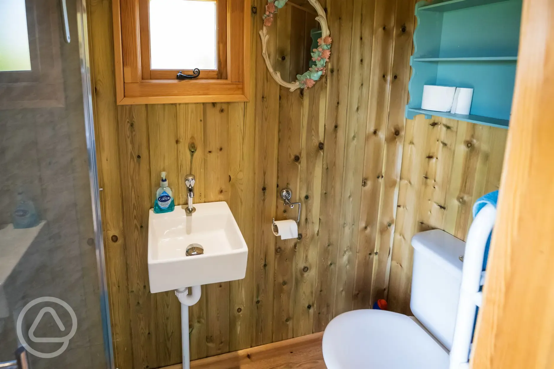 Delilah shepherd's hut ensuite