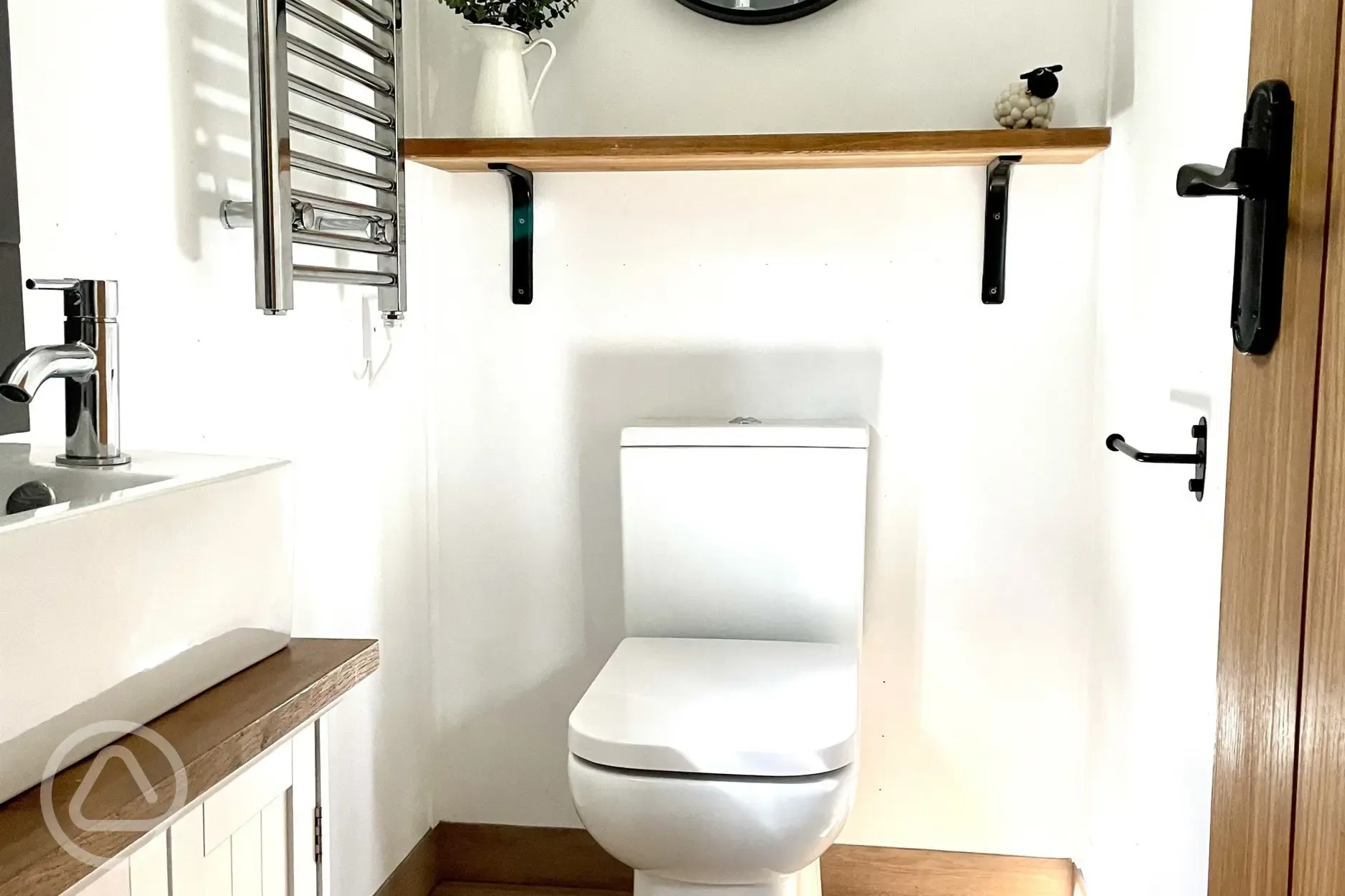 Rosewood shepherd's hut ensuite