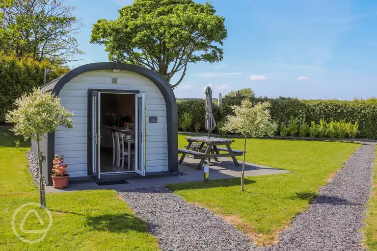 Ensuite glamping pods with a private patio and picnic bench