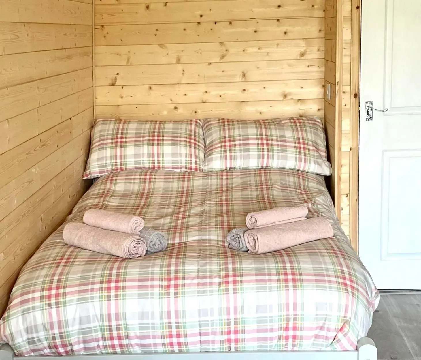 Cuddfan glamping pod double bed