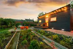 Caban Marta garden with hot tub