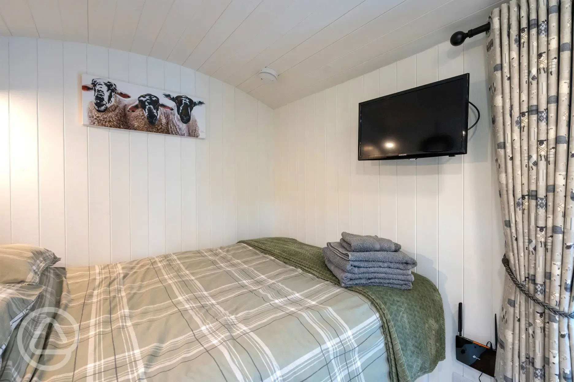 Shepherd's hut double bed with TV
