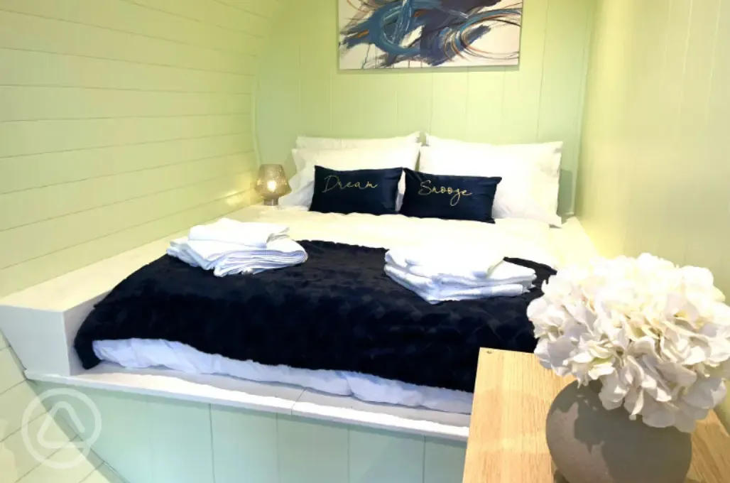 Green Law ensuite glamping pod with hot tub - king sized bed