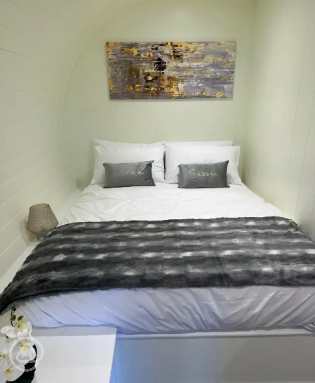 South Black ensuite glamping pod with hot tub - king sized bed