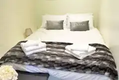 East Kip ensuite glamping pod with hot tub - king size bed East Kip ensuite glamping pod with hot tub - king size bed