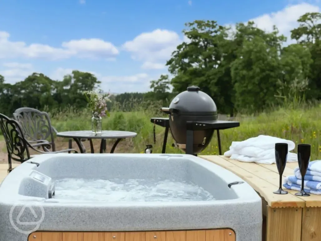 Hawthorn pod hot tub and outdoor area