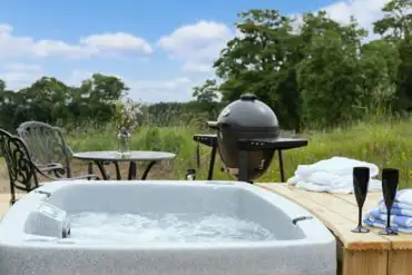 Hawthorn pod hot tub and outdoor area