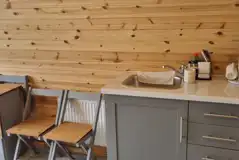 Ensuite glamping pod kitchenette and dining area