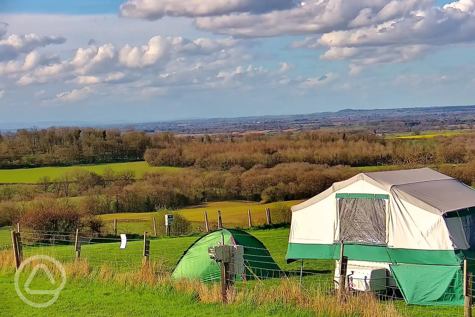 Small tent and trailer tent on grass pitches (optional electric) Small tent and trailer tent on grass pitches (optional electric)