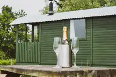 Woodpecker shepherd's hut outdoor seating