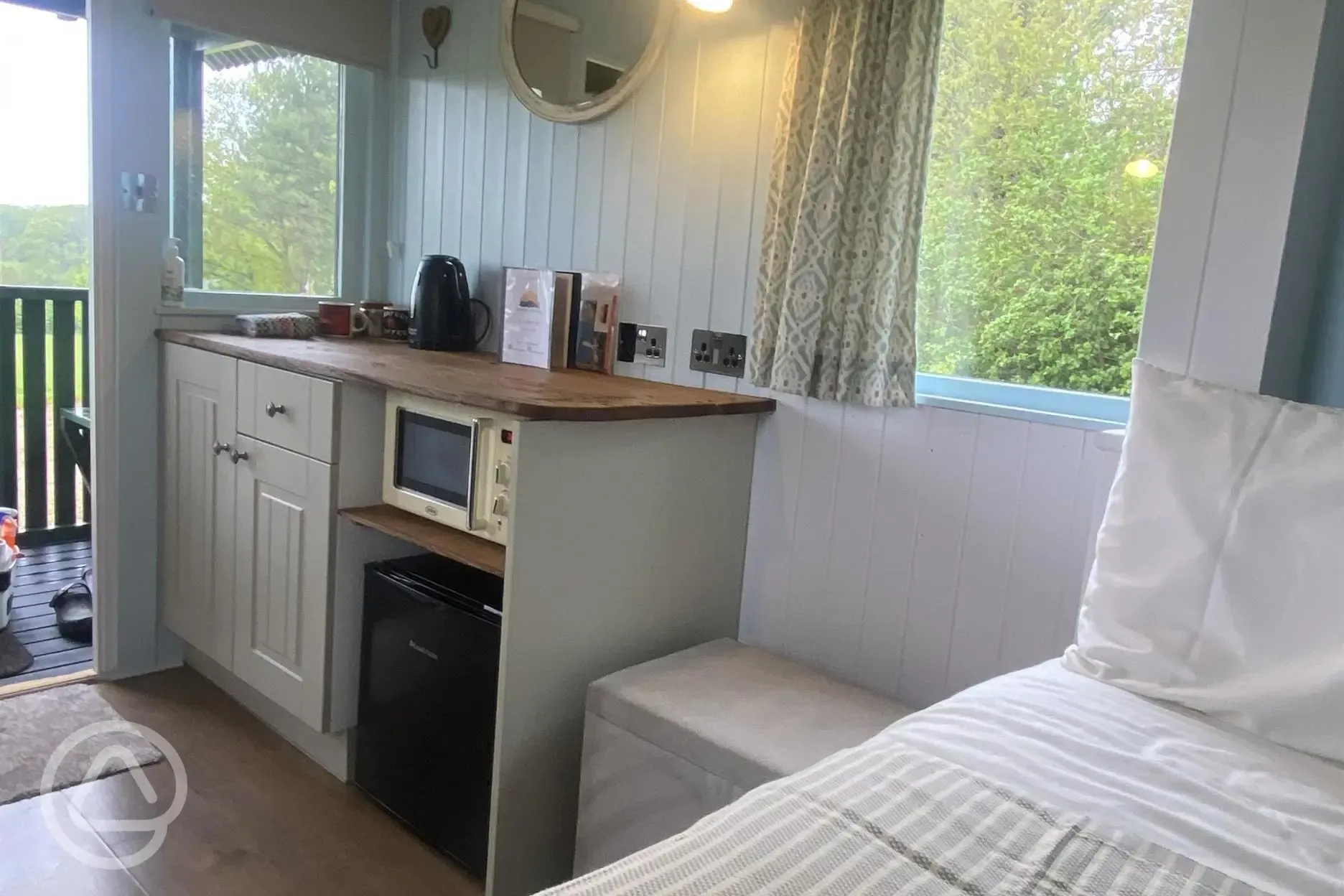 Woodpecker shepherd's hut interior