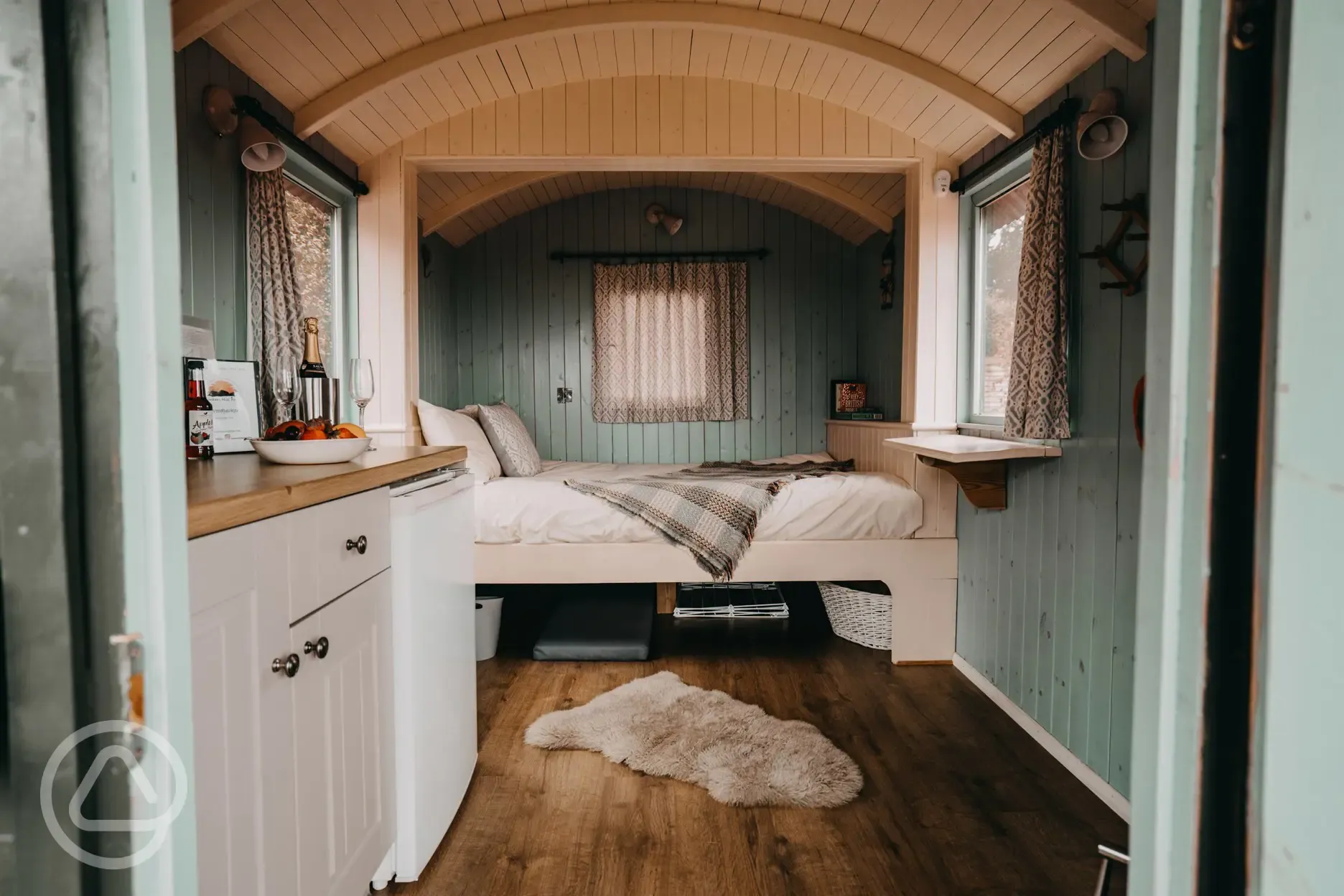 Woodpecker shepherd's hut interior