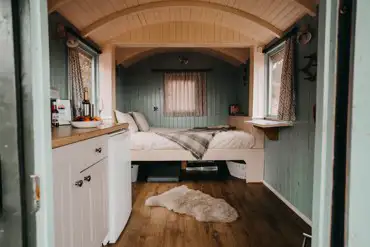 Woodpecker shepherd's hut interior