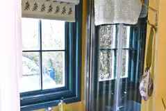 Oak shepherd's hut bathroom with towels provided Oak shepherd's hut bathroom with towels provided