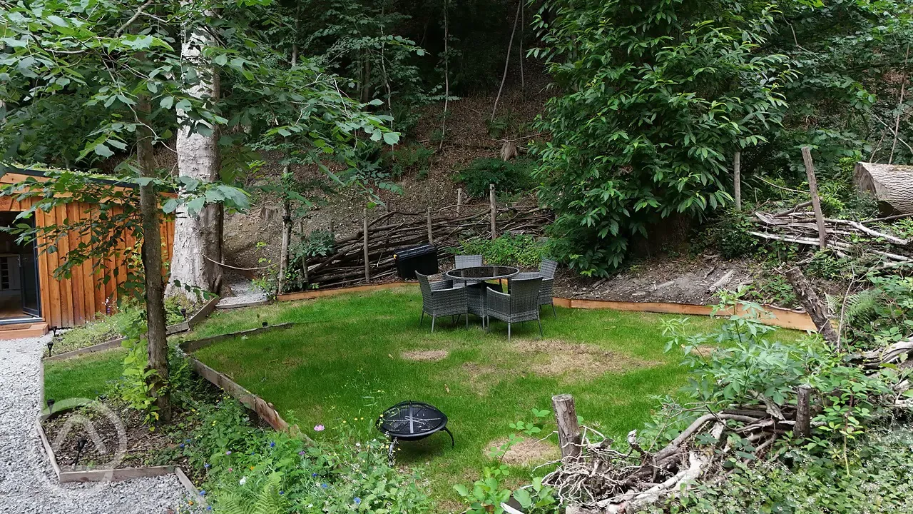 The Toad Hideout Glamping Cabin garden area