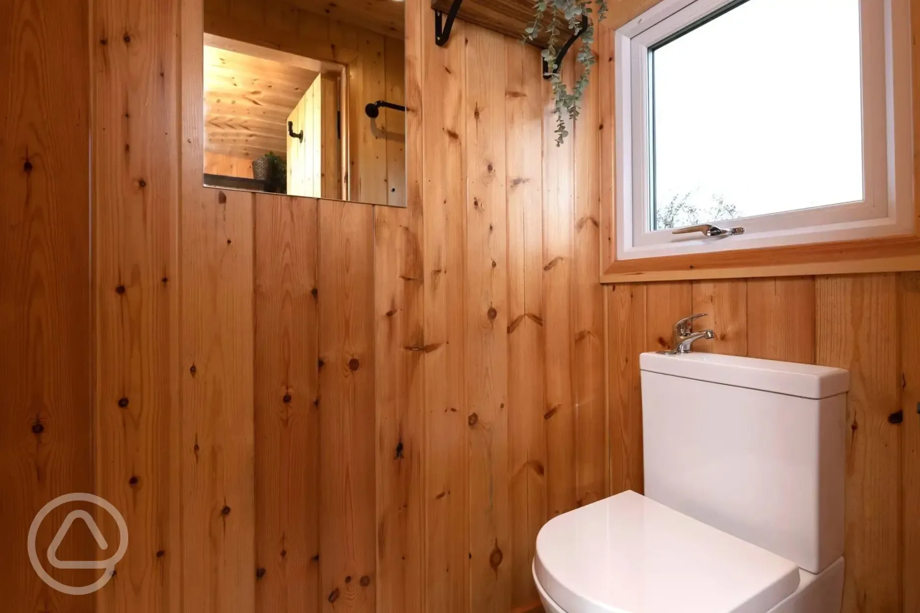 Railway wagon ensuite toilet, shower and basin (towels provided)