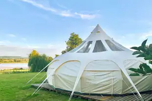 The Riverside Retreat, Blakeney, Gloucestershire (11 miles)