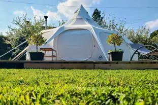 The Riverside Retreat, Blakeney, Gloucestershire (11.5 miles)