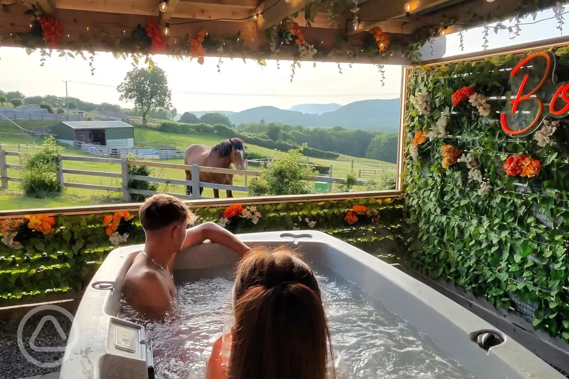 Bonnie's Retreat glamping pod hot tub