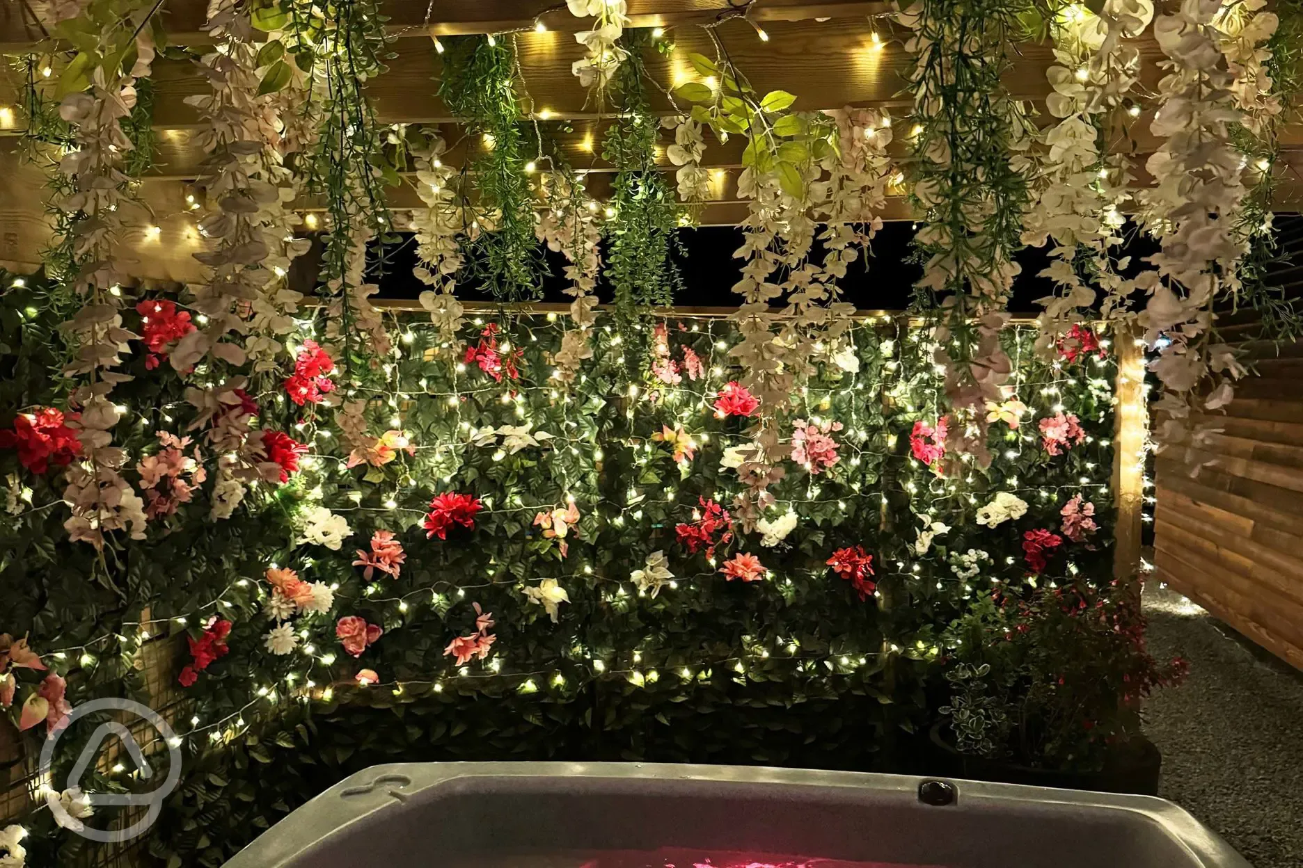 Hot tub - VIP with floral walls