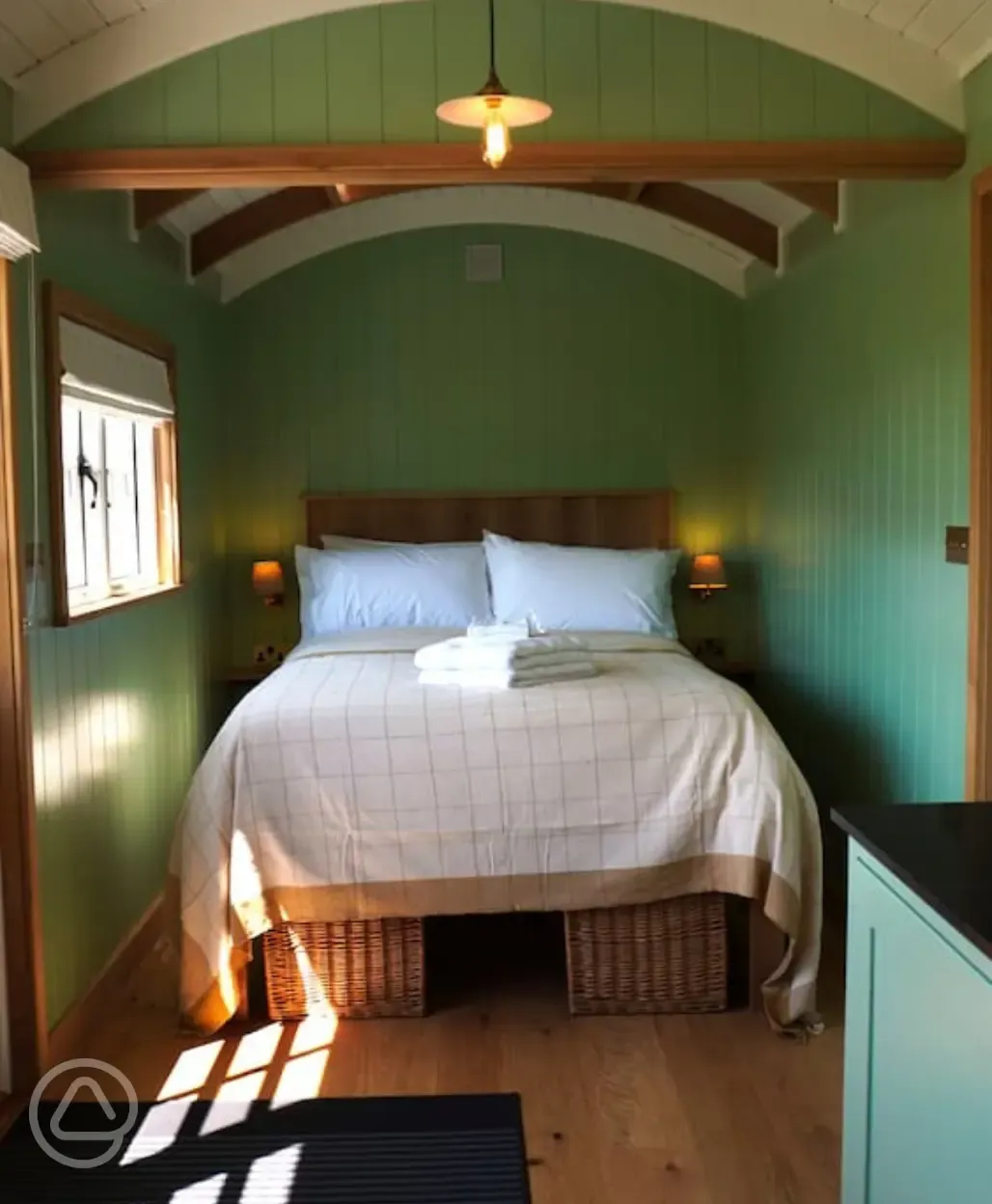 Samphire shepherd's hut bed