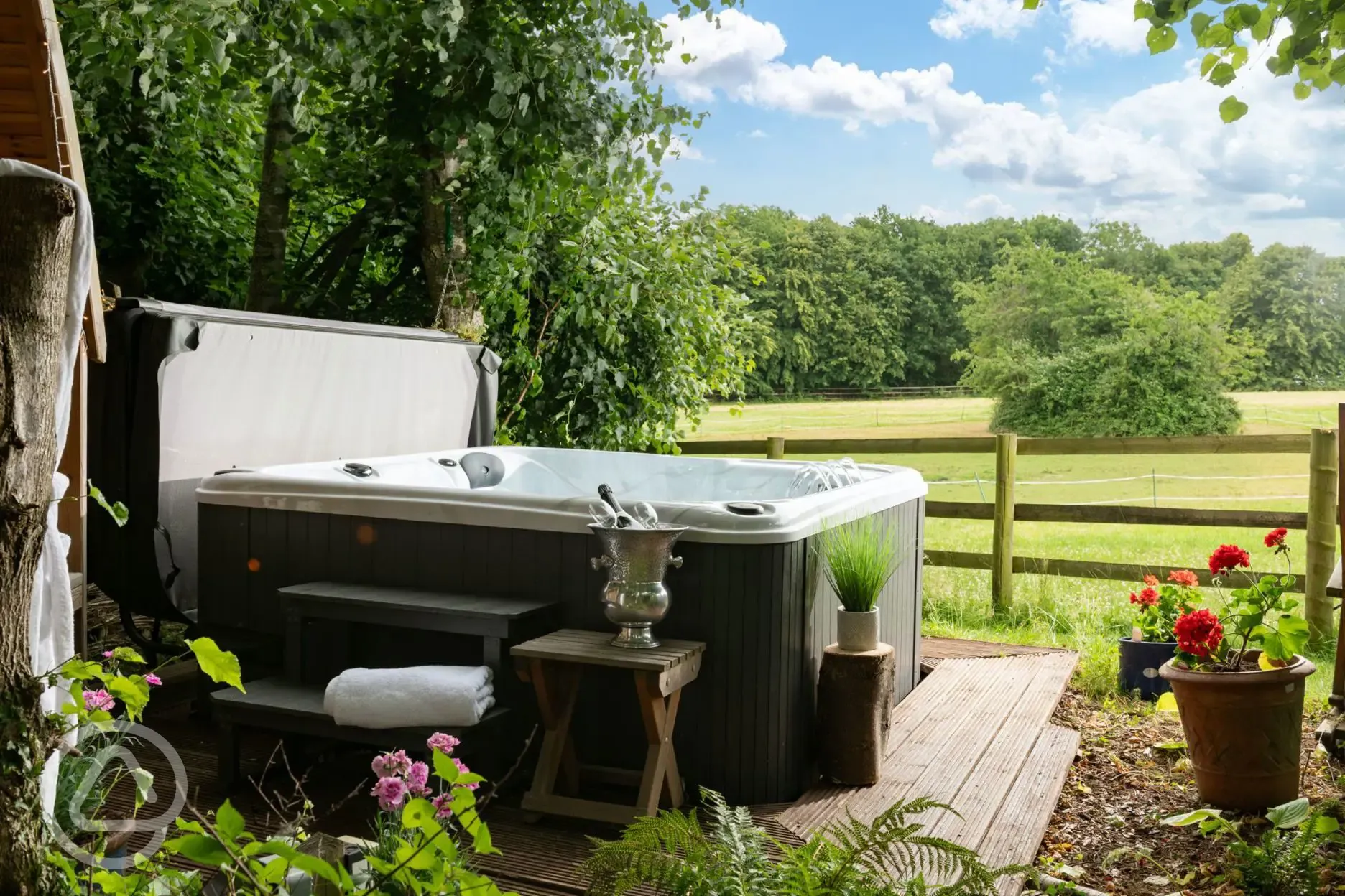 The Hideaway shepherd's hut - hot tub