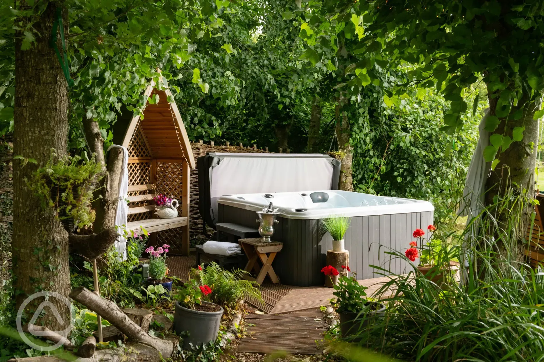 The Hideaway shepherd's hut - hot tub