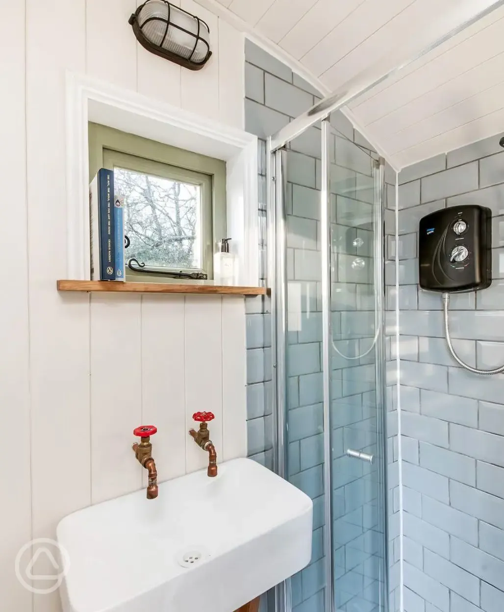 Shepherd's hut ensuite bathroom