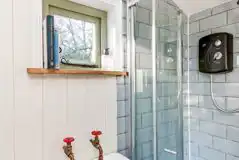 Shepherd's hut ensuite bathroom