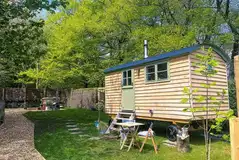 Shepherd's hut with a hot tub at Oak and Stars Hideaway Shepherd's hut with a hot tub at Oak and Stars Hideaway
