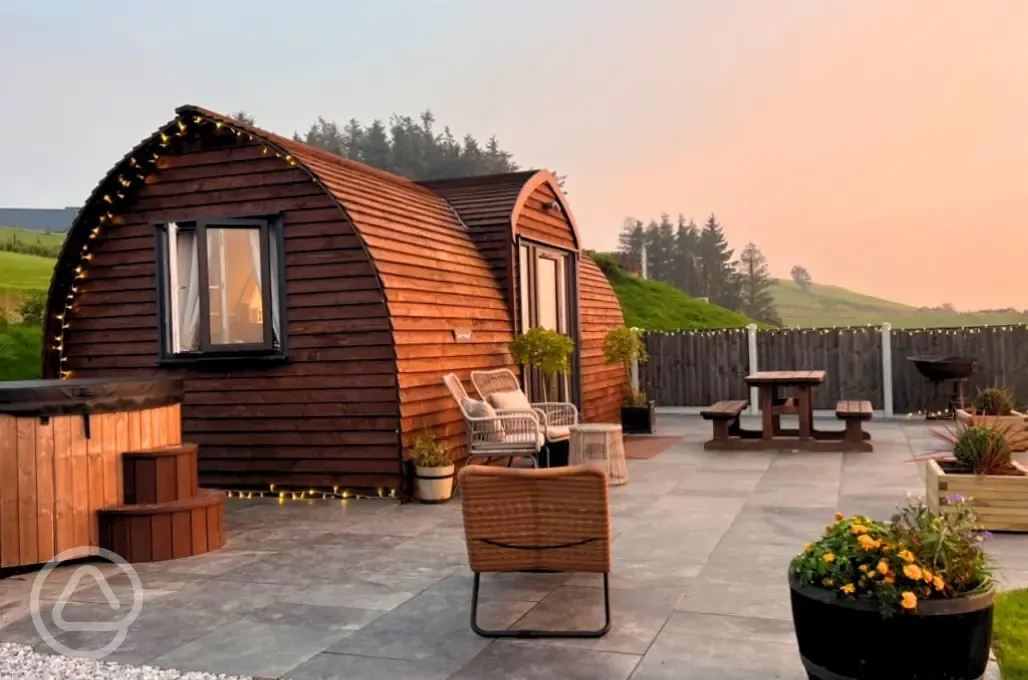 Large ensuite glamping pod with hot tub