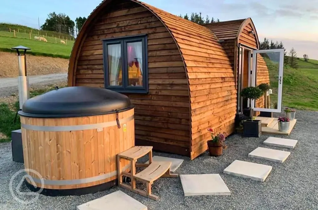 Large ensuite glamping pod with hot tub