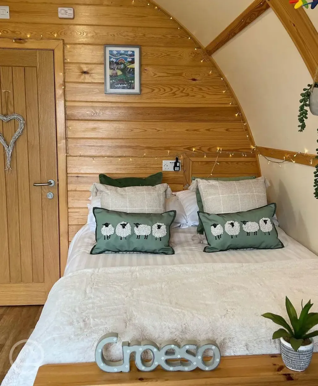 Couples ensuite glamping pod double bed