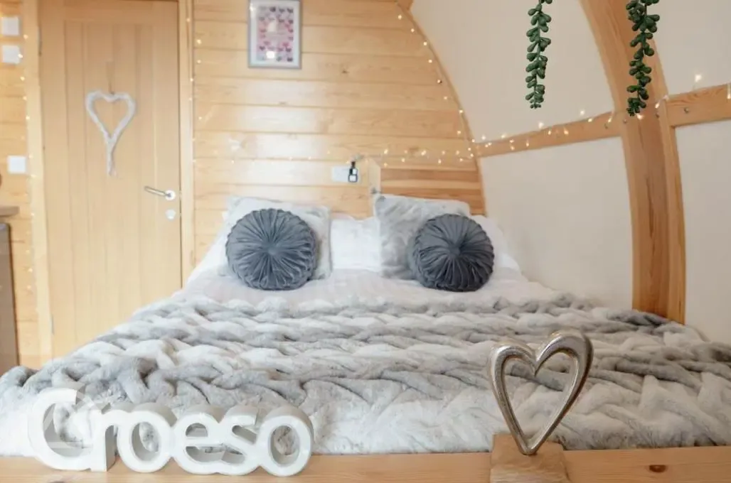 Couples ensuite glamping pod double bed