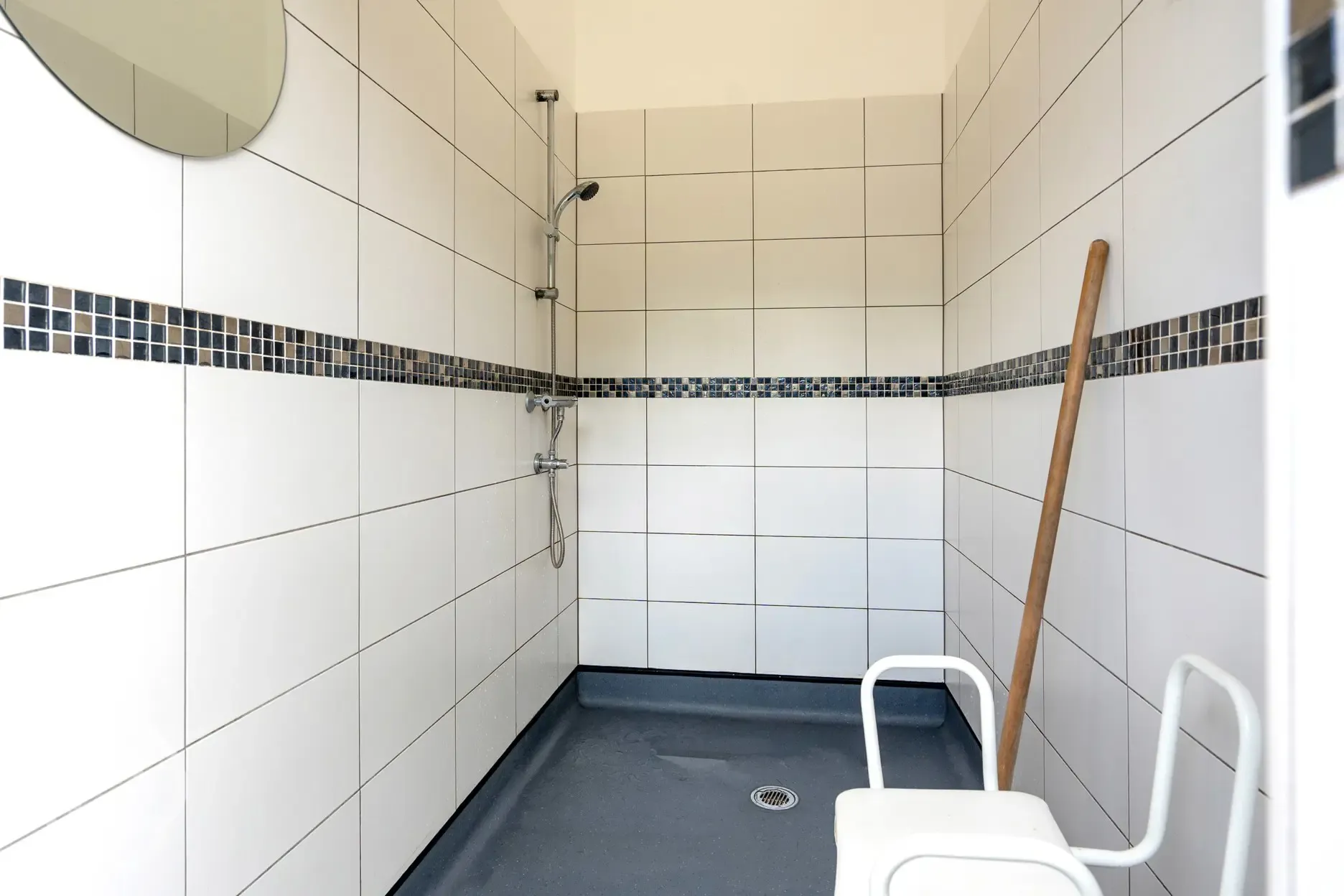 Showers with hooks and benches at Oakwood Marina