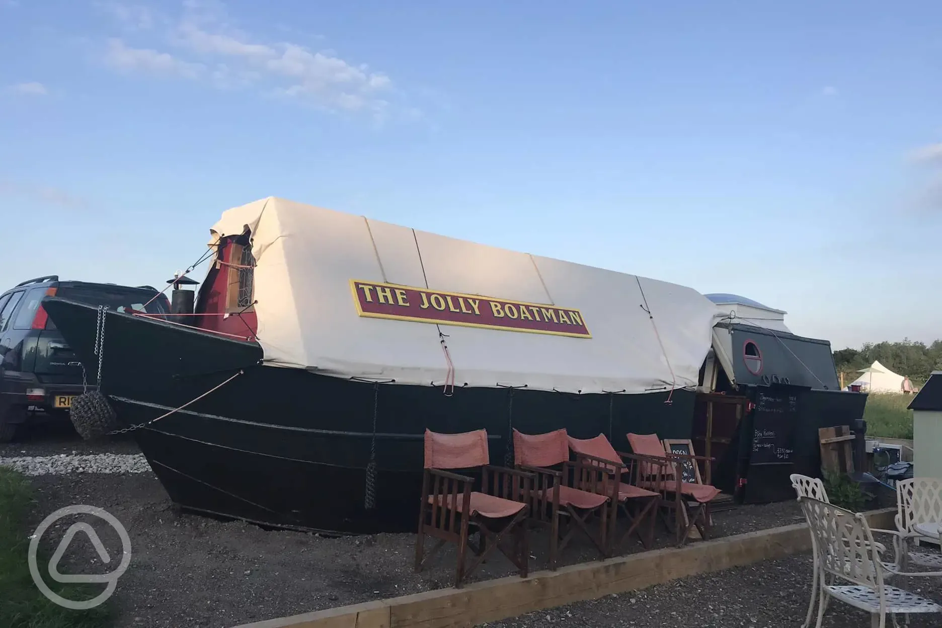 Seasonal pub in a boat