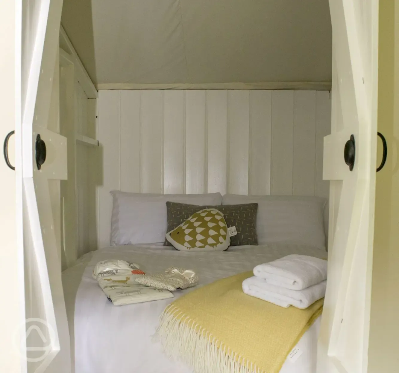 Safari tent cabin bed in Seren tent