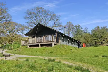 Seren safari tent overlooking the site